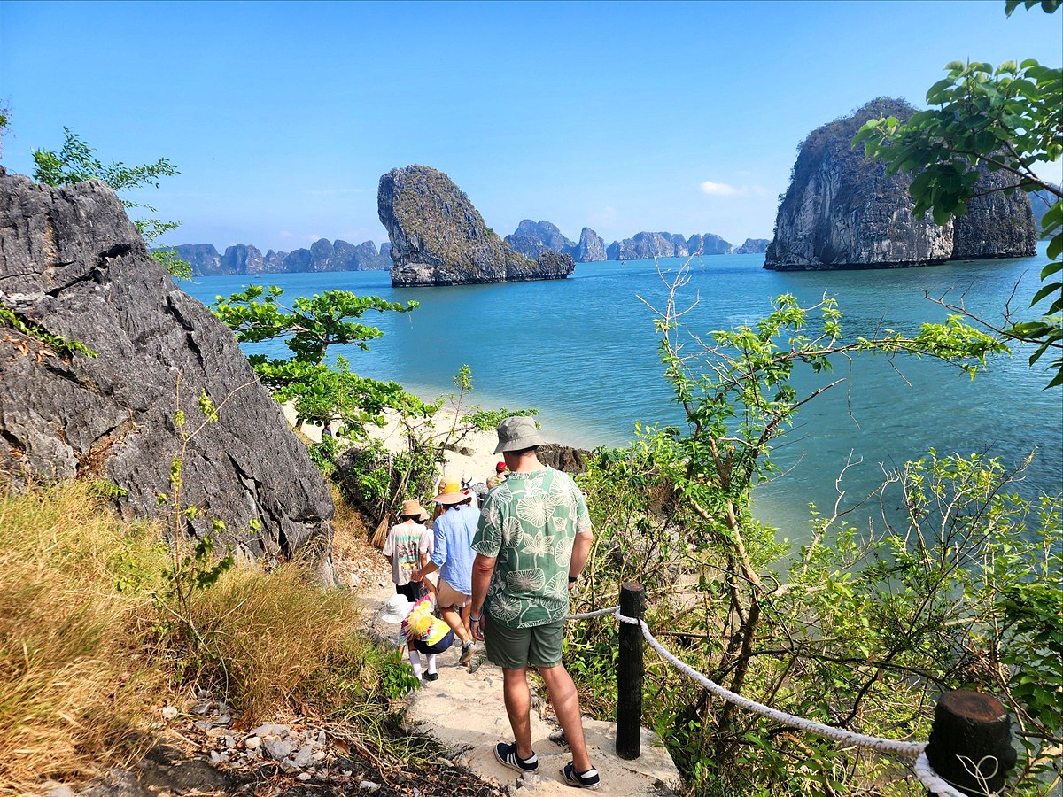 Bai Tu Long Bay viewpoint over the limestone islands