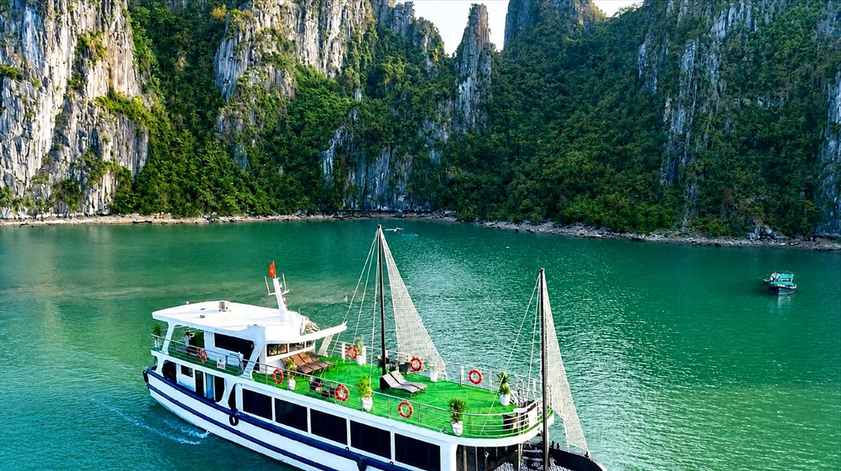 Ha Long Bay luxury day trip cruise with buffet lunch